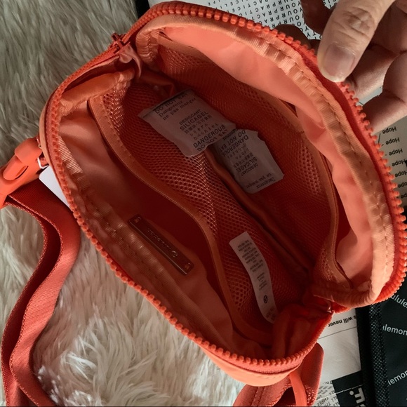 ❌Lululemon EVERYWHERE BELT BAG 1L Apricot - Picture 5 of 5